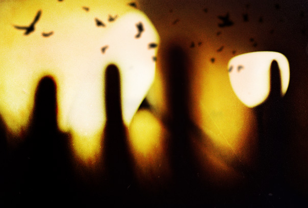 пальцы на фоне двух ламп из икеи